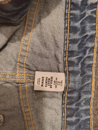 Vaqueros cortos desgastados