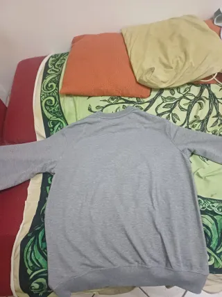 Felpa grigia con stampa