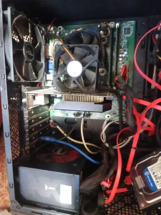 PC Intel i3 8 GB RAM con ventilador azul