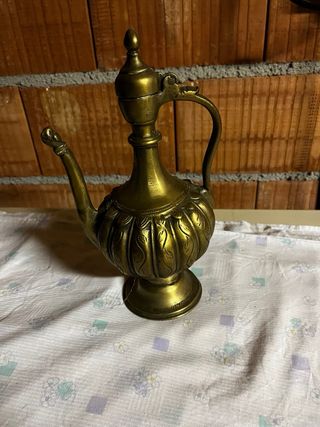 Tetera antigua de bronce