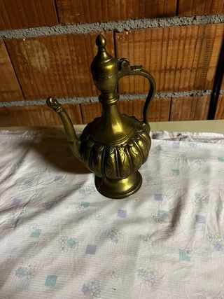 Tetera antigua de bronce