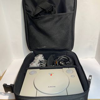 PlayStation 1 con maletín, mando, memoria y acc.
