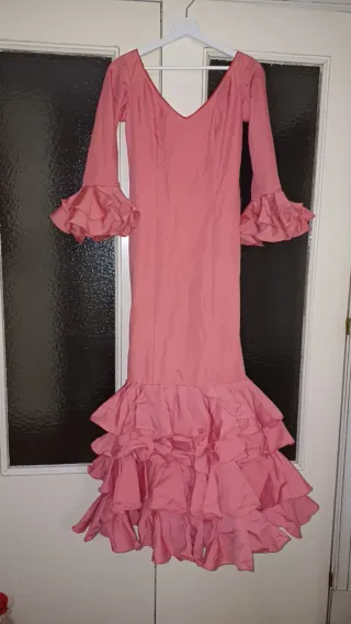 Vestido de flamenca coral con volantes