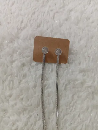 Pendientes largos plateados con brillantes