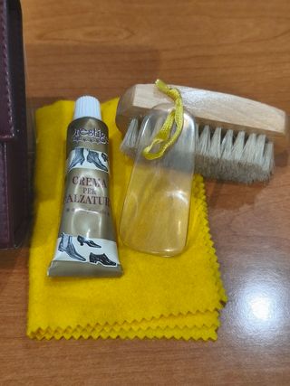 Set pulizia scarpe vintage in pelle targa in argen