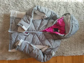 Chaqueta de esquí gris y fucsia