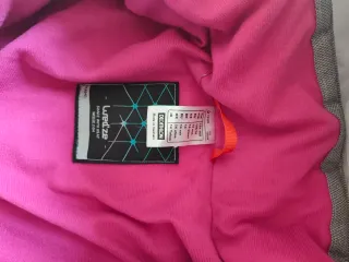 Chaqueta de esquí gris y fucsia