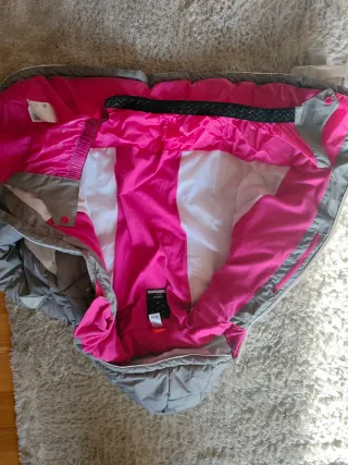 Chaqueta de esquí gris y fucsia