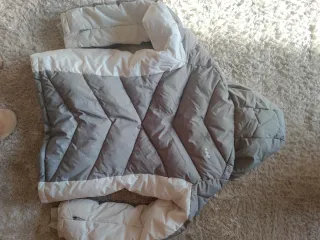 Chaqueta de esquí gris y fucsia