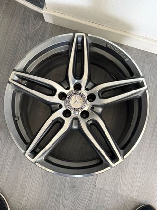 Llanta Mercedes 19 AMG para reparar