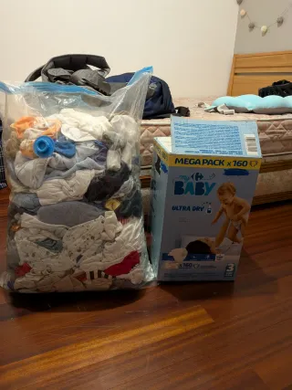 Ropa de bebé variada.