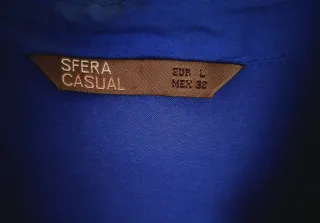 Blusa azul con bolsillos