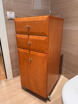 Mueble baño madera cerezo con ruedas.