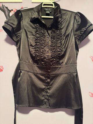 Blusa satinada negra con manga corta