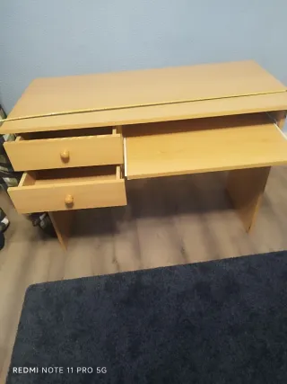 Escritorio de madera con cajones