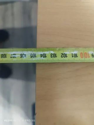 Escritorio de madera con cajones