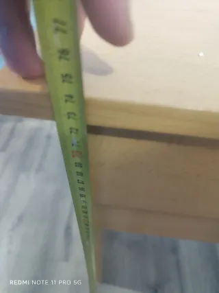 Escritorio de madera con cajones