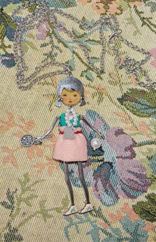 Collana bambola con racchetta e perla