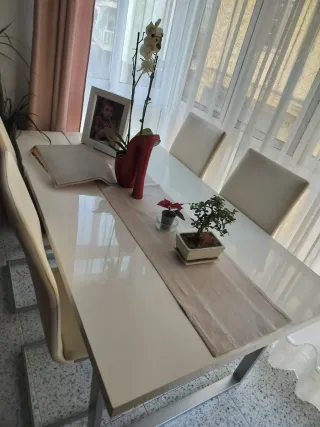 Mesa de salón y 4 sillas