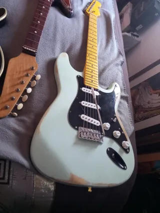 Chitarra elettrica Stratocaster relic con leva tremolo