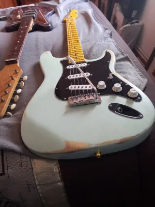 Chitarra elettrica Stratocaster relic con leva tremolo