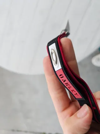 Chaveiro Oakley Stencil Lanyard Red Original.