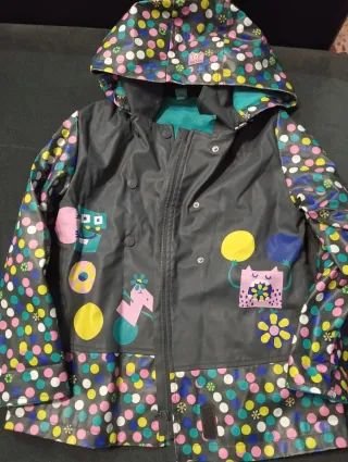 Chubasquero niña con lunares y dibujos