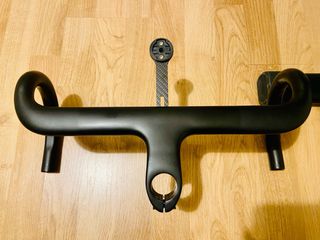 Manillar de carbono con potencia integrada.
