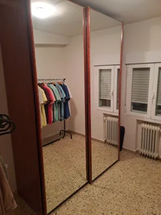 Guardaroba con ante scorrevoli in legno e vetro