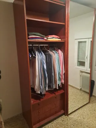 Guardaroba con ante scorrevoli in legno e vetro