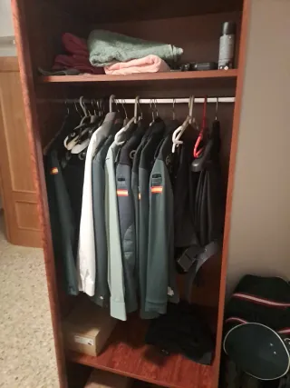 Guardaroba con ante scorrevoli in legno e vetro