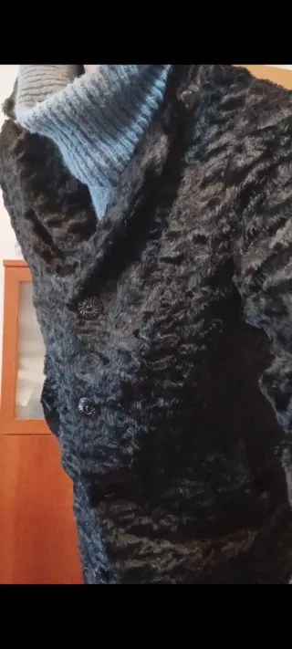 Bonito abrigo símil astracán negro, no es piel.