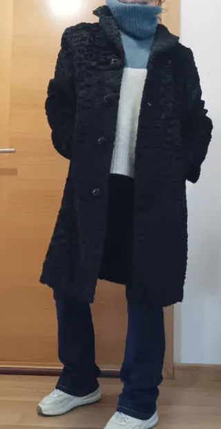 Bonito abrigo símil astracán negro, no es piel.