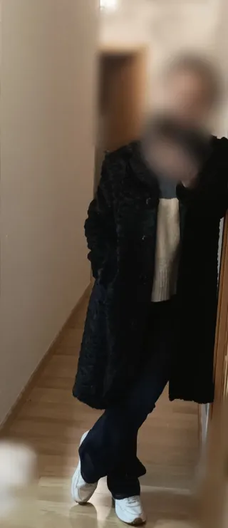 Bonito abrigo símil astracán negro, no es piel.