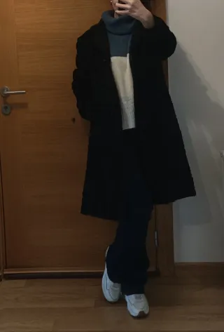 Bonito abrigo símil astracán negro, no es piel.