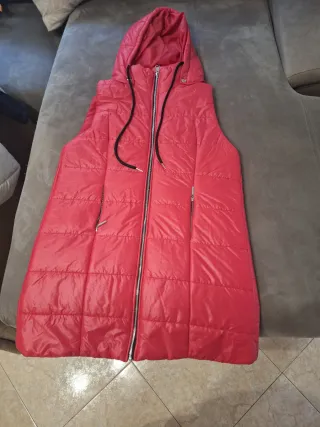 Chaleco plumífero rojo con capucha