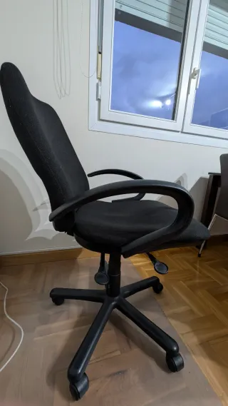 Silla de oficina ergonómica negra