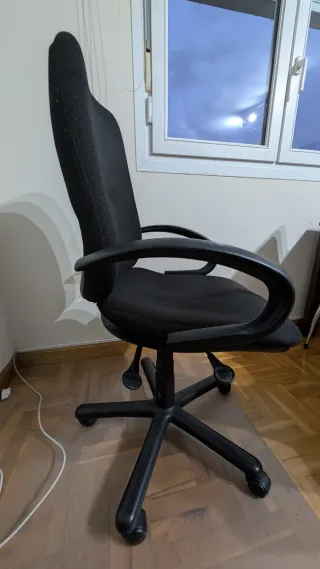 Silla de oficina ergonómica negra