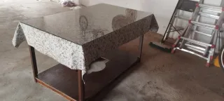 Mesa de madera, con cristal y con tarima