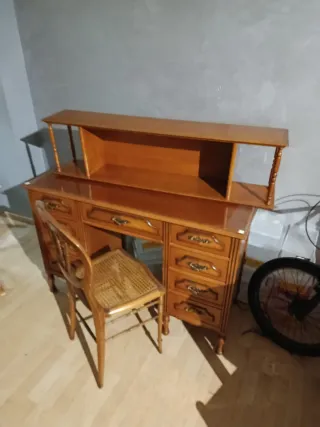 Escritorio y estantería de madera