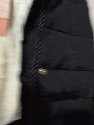 Parka negra con capucha y pelo