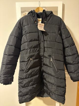 Parka negra con capucha y pelo