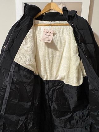 Parka negra con capucha y pelo