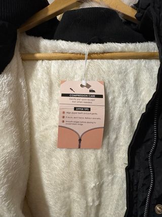 Parka negra con capucha y pelo