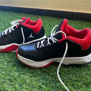 Botas Jordan Negras y Rojas