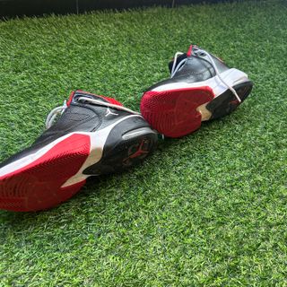 Botas Jordan Negras y Rojas