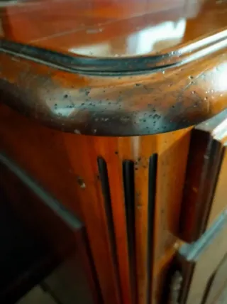 Aparador de madera con detalles dorados