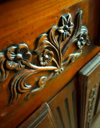 Aparador de madera con detalles dorados