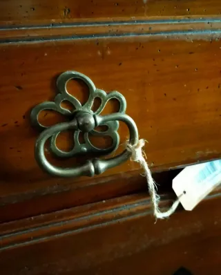 Aparador de madera con detalles dorados