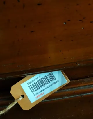 Aparador de madera con detalles dorados